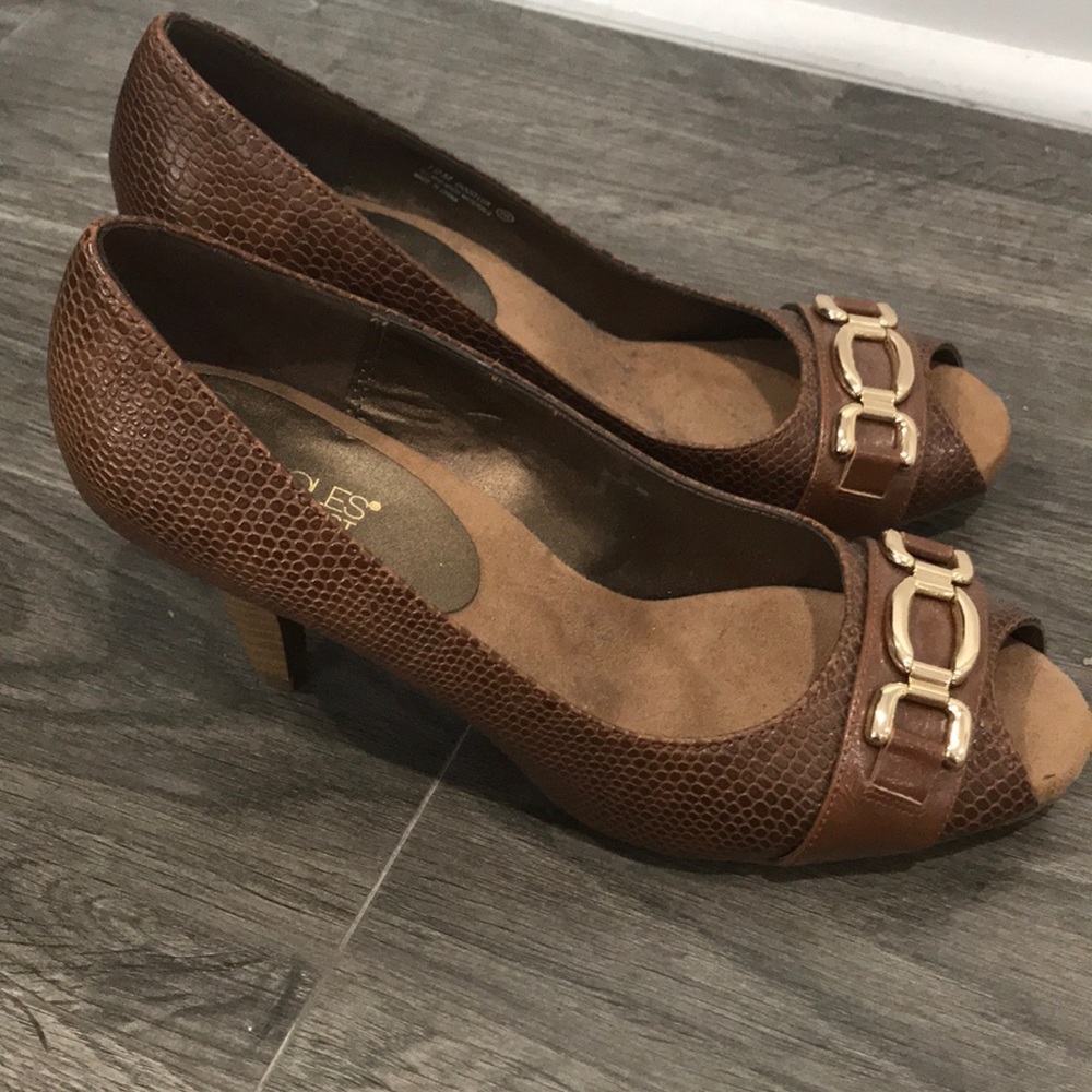 Gorgeous camel brown snakeskin peep toe heels!